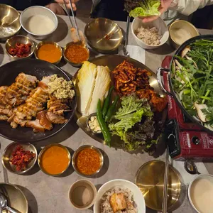 산아래주막 보쌈한상 얼큰보양칼국수 대표 사진