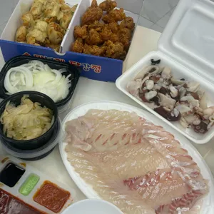 강릉 중앙시장 횟집 파란간판집 사진