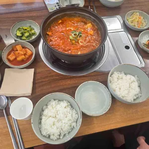 양푼이생고기김치찌개 사진