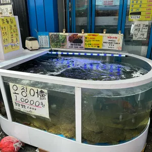 강릉 중앙시장 횟집 파란간판집 사진 1