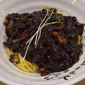 동천홍 사진