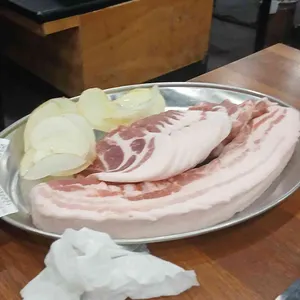 노란도야지 이공일육 사진 1