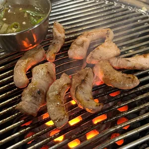동원 생돼지 연탄구이 사진 1