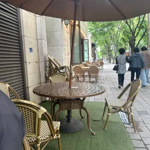 곤트란 쉐리에 대표 사진
