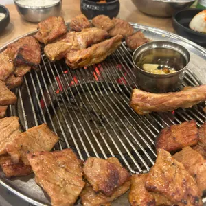 흥부골숯불돼지왕갈비 대표 사진
