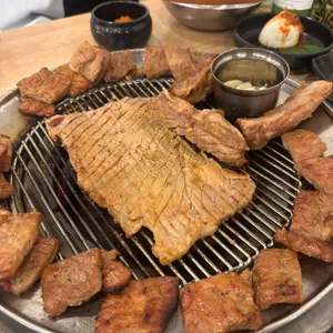 흥부골숯불돼지왕갈비 대표 사진