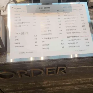 언캐니 리뷰 사진