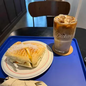 데커스 사진