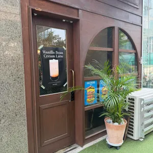 데커스 대표 사진