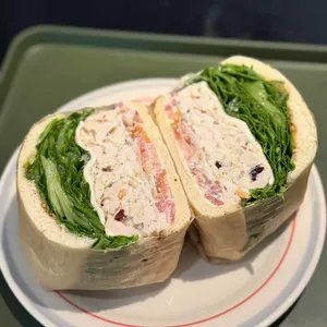 데커스 대표 사진
