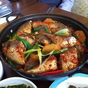 안경쓴고등어 사진