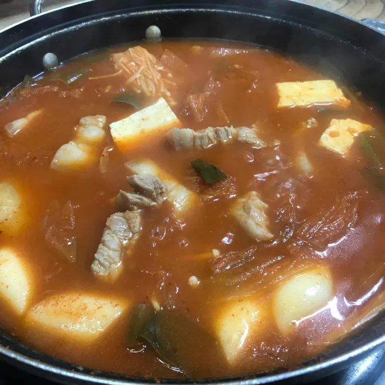 김공이죽여주는쌩고기통김치찌개 사진