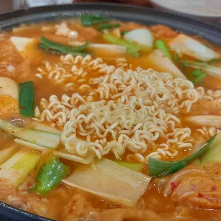 돼지고기듬뿍넣은김치찌개 사진