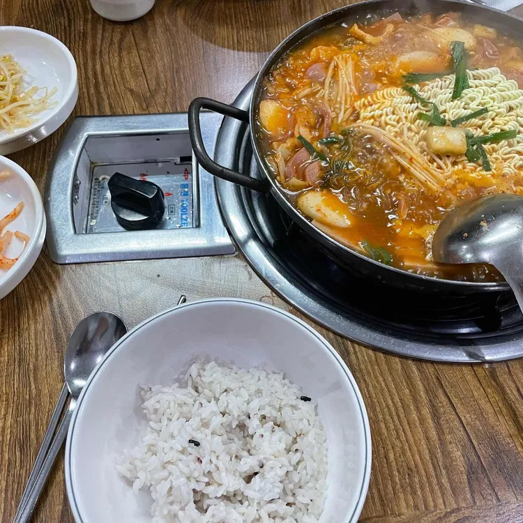 왕두꺼비 부대찌개 사진