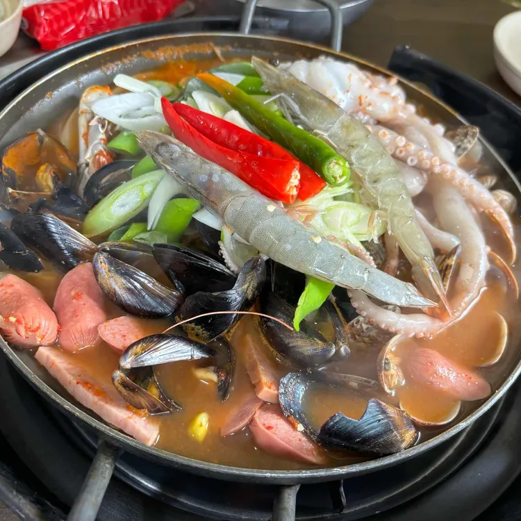 부대찌개 전쟁터 사진