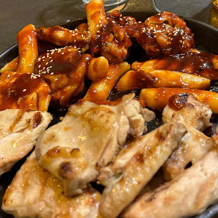 홈타운 숯불바베큐치킨 사진
