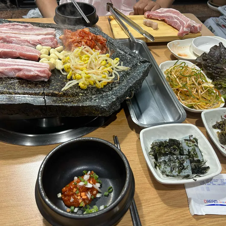 돼지랑돌이랑 사진