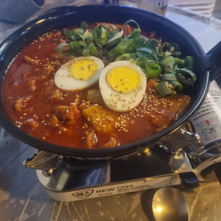 닭발굽는청년 사진