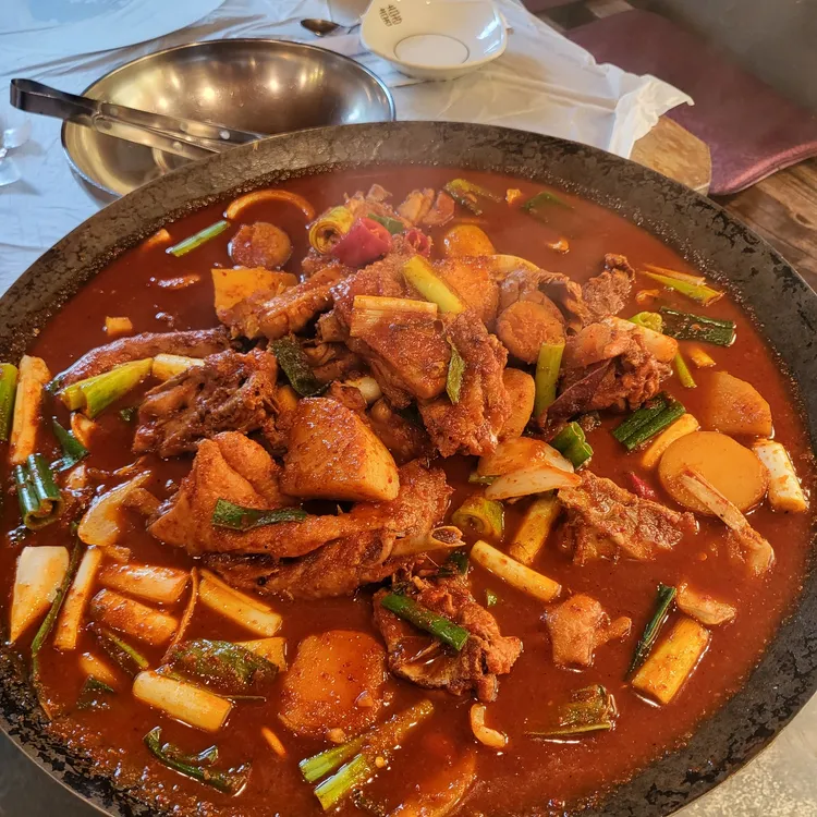 산다화 솥뚜껑닭도리탕 누룽지백숙 사진