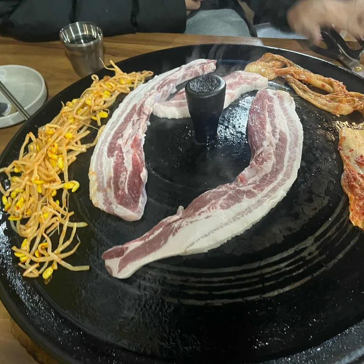 솥뚜껑생김치삼겹살 사진