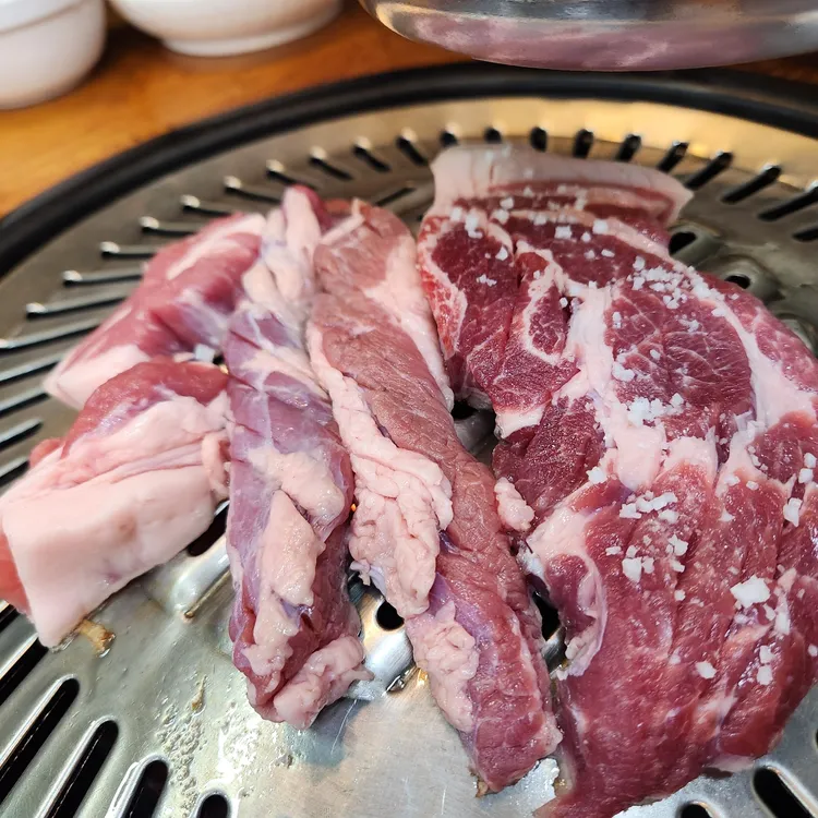 참숯꺼먹돼지 사진