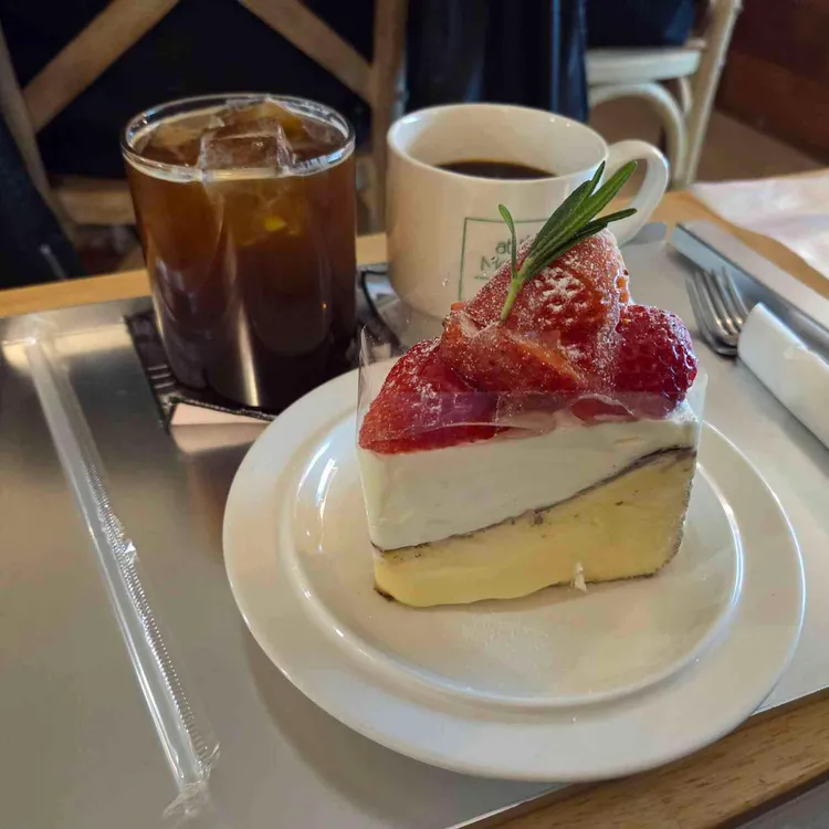 앳더모먼트 사진