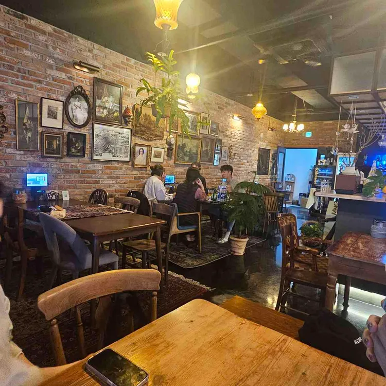 비스듬히 사진
