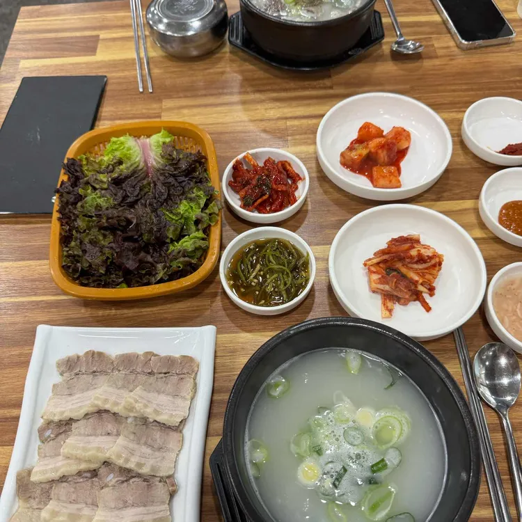 큰집 돼지국밥보쌈 사진