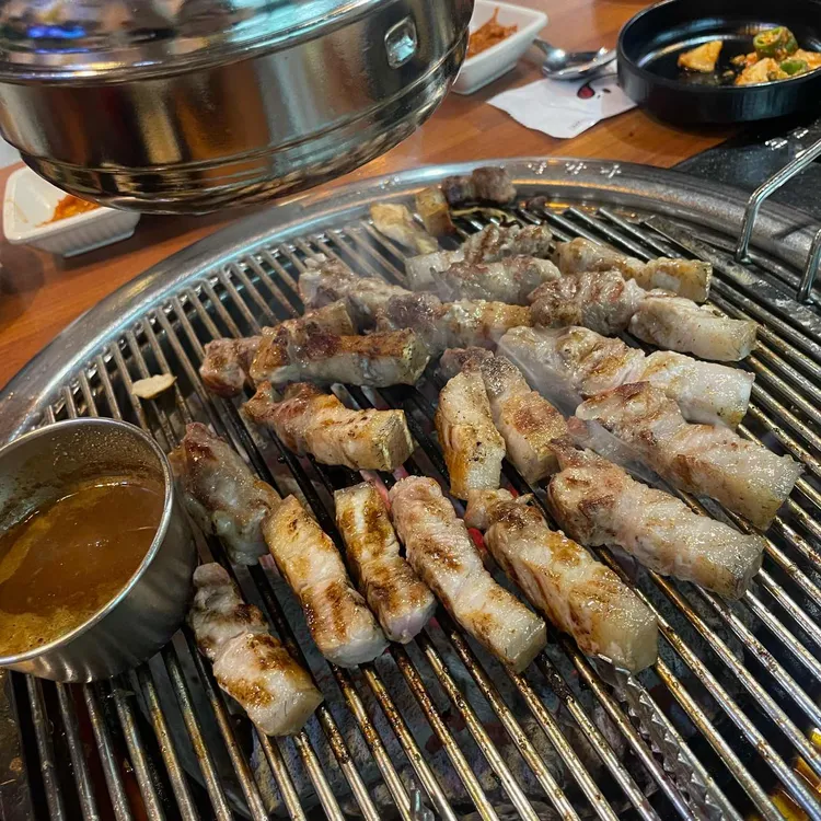 공작흑돼지 사진