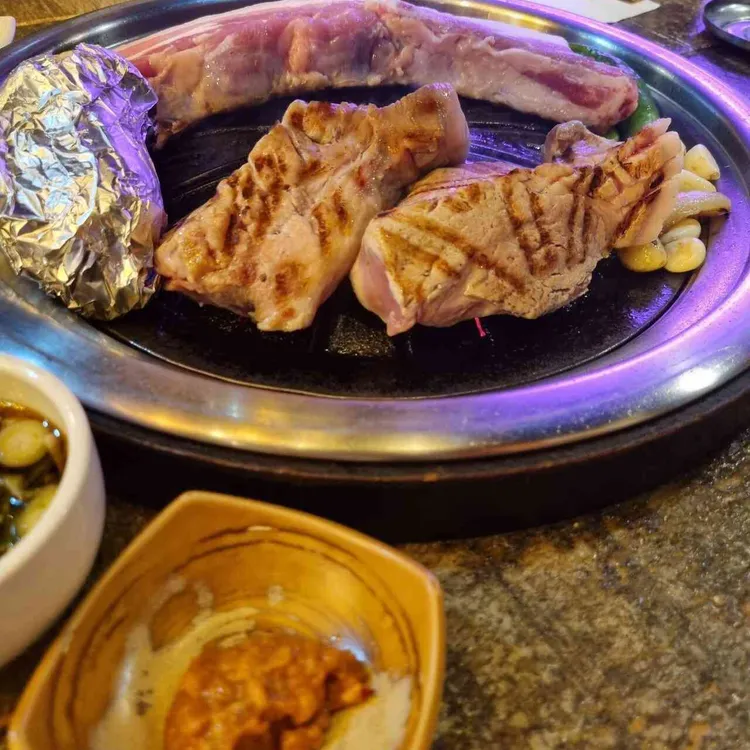 예쁜돼지 사진