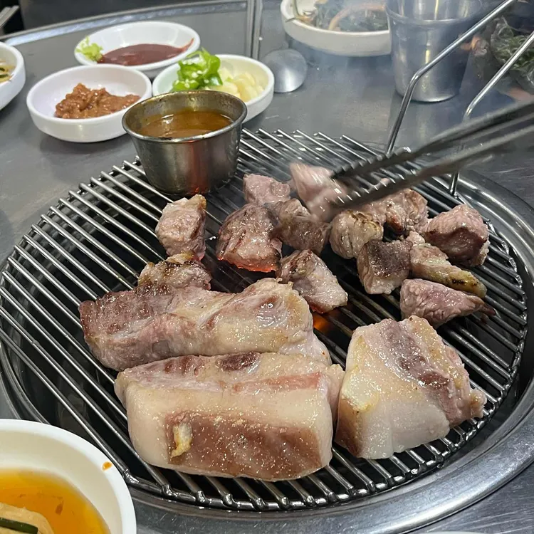 돈사촌 사진