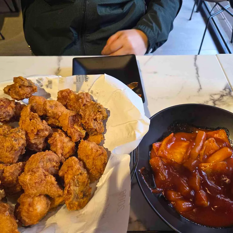 교촌치킨 사진