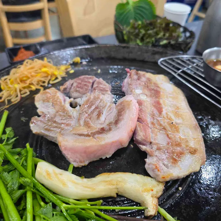 솥뚜껑미나리삼겹살 사진