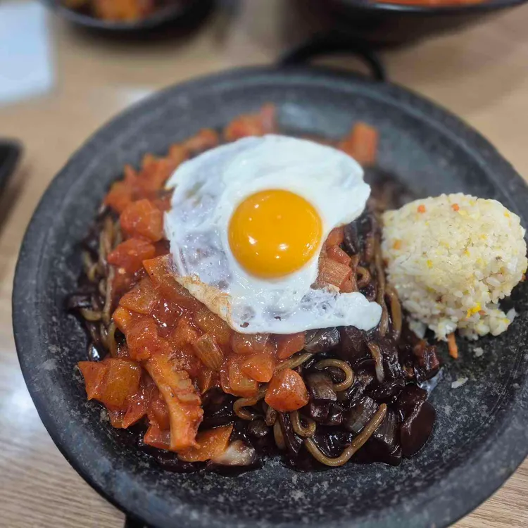 돌위에짜장 사진