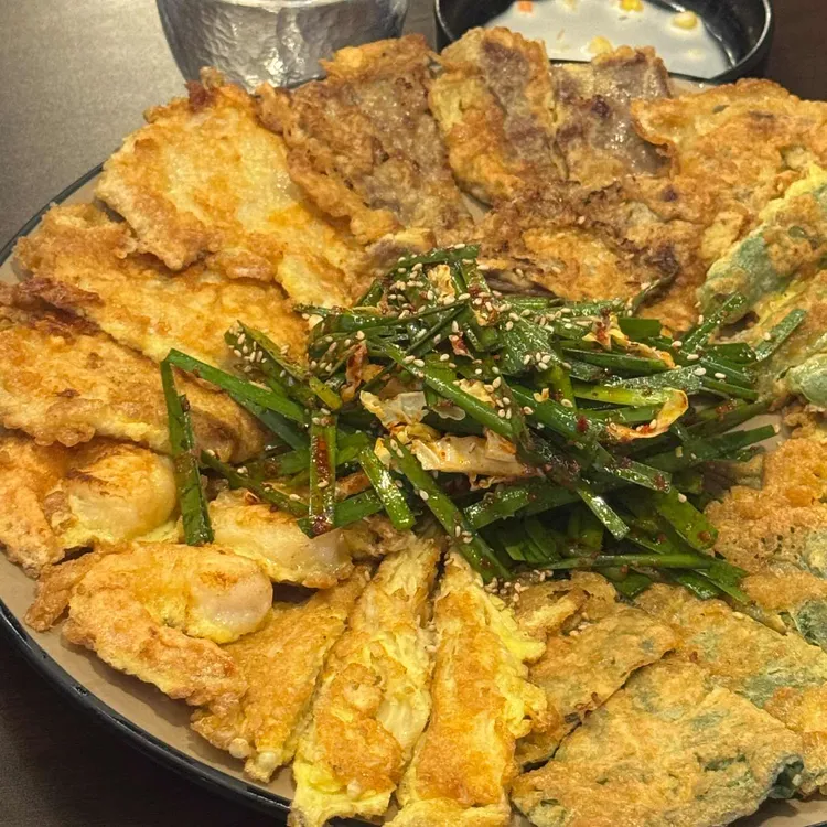 육전과 막걸리가 맛있는 달 사진