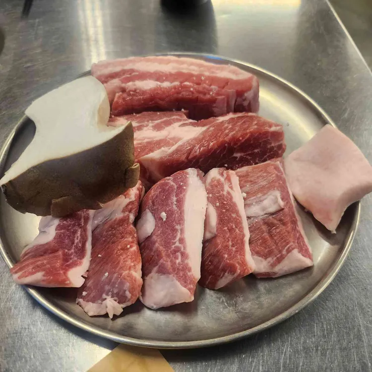 감탄돼지 사진