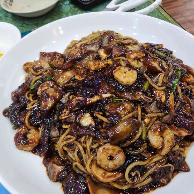 동천홍 사진