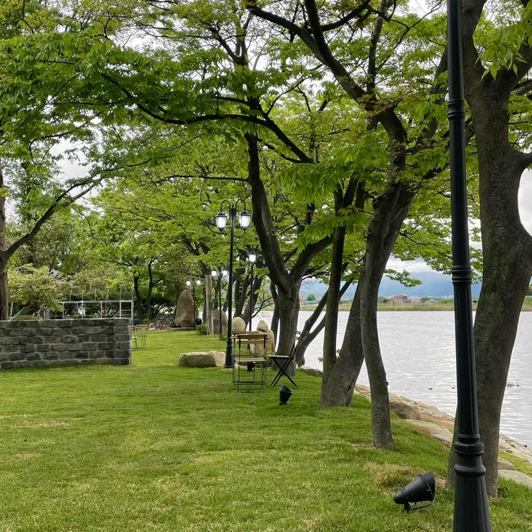 흐른 사진