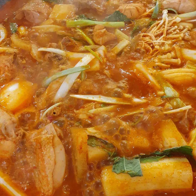 까치솥뚜껑닭도리 사진