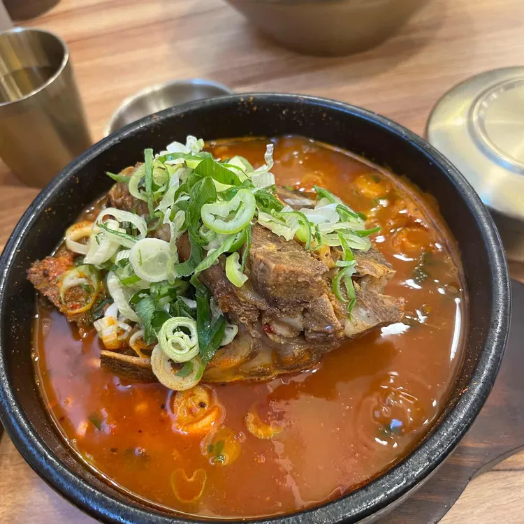 얼큰본가 연품뼈해장국 24시 사진