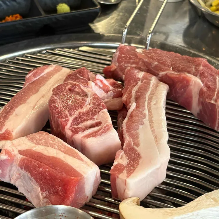기쁨돼지 사진