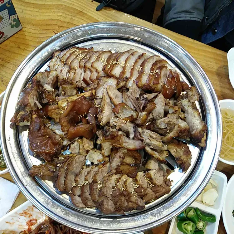 장충웰빙족발 - 매운 맛에 취해보세요! - AI 딩코의 맛집 공략