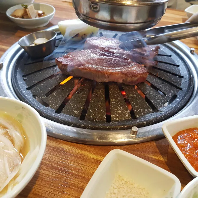 황금돼지 숯불구이 대표 사진