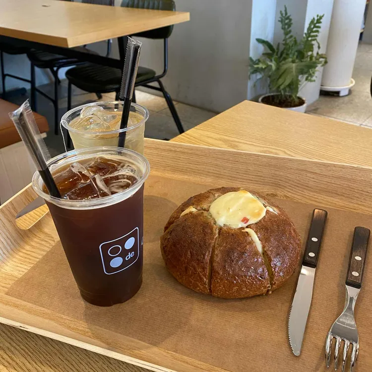 드 딜라이트: 맛있는 빵으로 유명한 베이커리카페 - AI 딩코의 맛집 공략