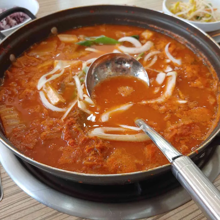통돼지 김치찌개 대표 사진