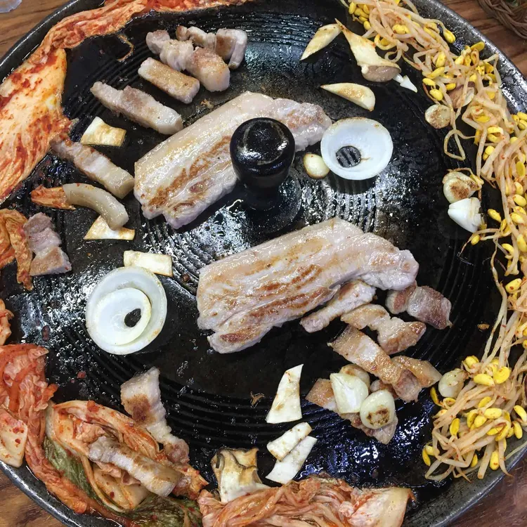 돈아돈아솥뚜껑김치생삼겹살 대표 사진