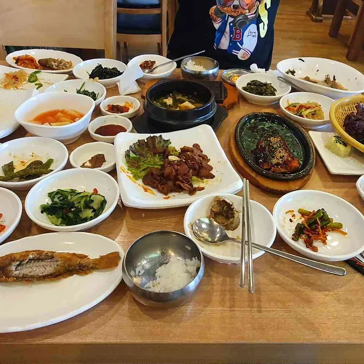 고향집, 중간 수준 맛과 멀리 위치 - AI 딩코의 맛집 공략