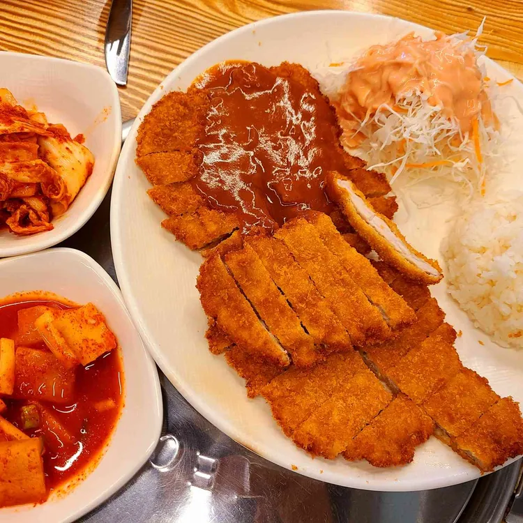 둥지 바지락손칼국수 수제왕돈까스 대표 사진