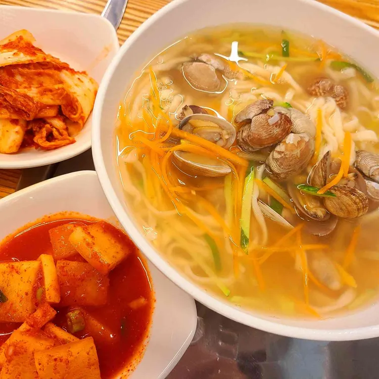 둥지 바지락손칼국수 수제왕돈까스 대표 사진