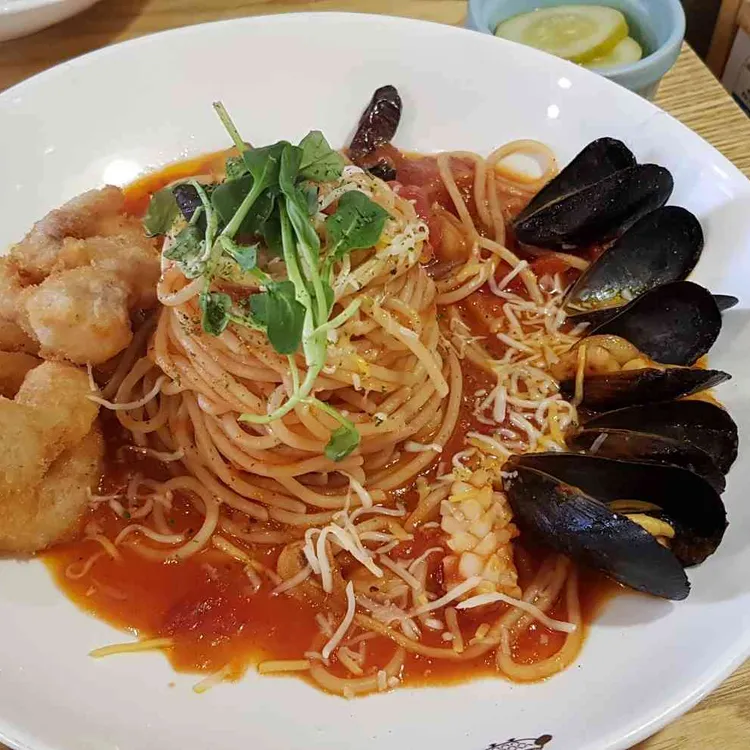 부엉이 돈가스, 이색 메뉴와 귀여운 분위기의 맛집 - AI 딩코의 맛집 공략